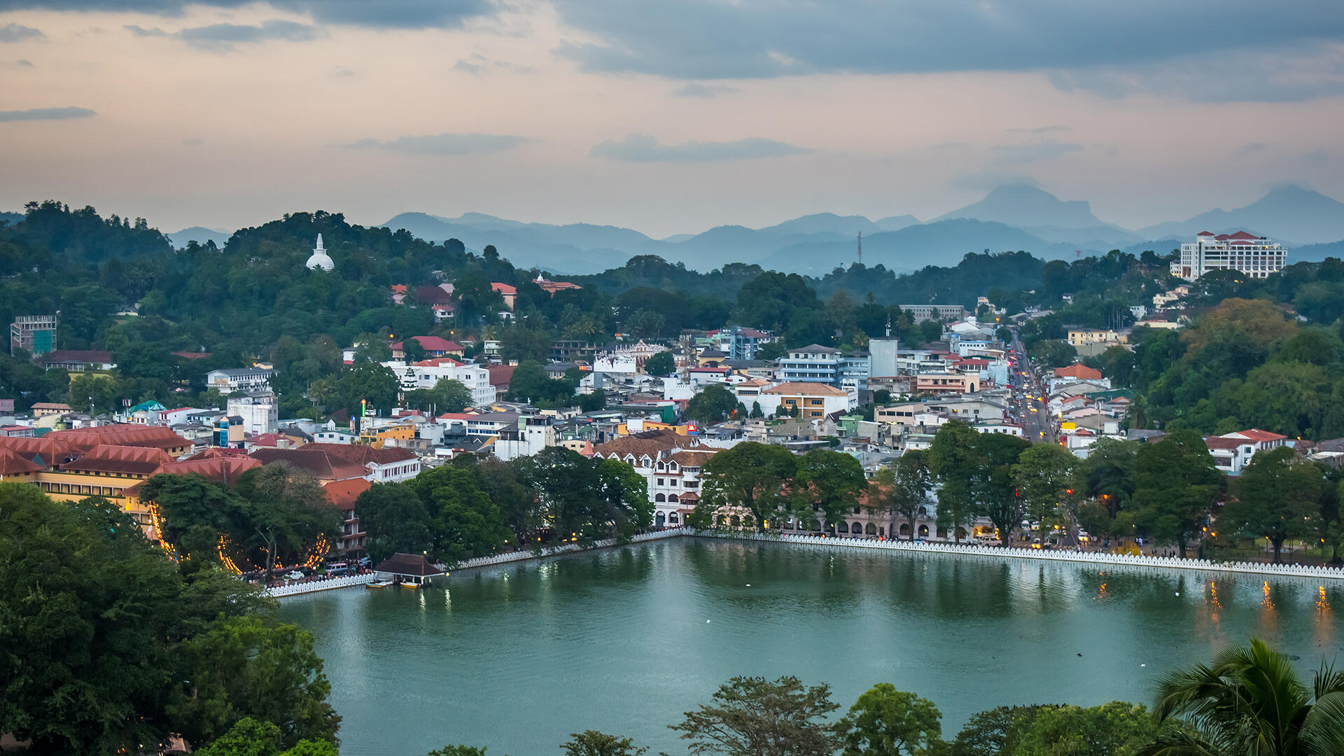 Overview of Kandy with its beautiful lake, hills and buildings