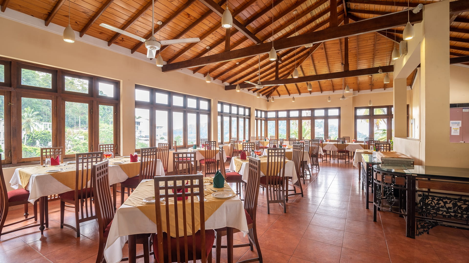 Overview of serene garden, the restaurant at Oak Ray Serene Garden Kandy